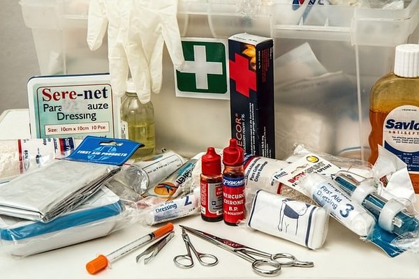 Quels sont les médicaments à avoir dans sa trousse de secours ?