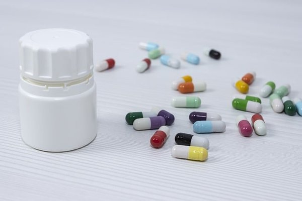 Quels sont les effets secondaires des antibiotiques et comment les éviter ?